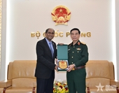 Defense Minister receives outgoing Singaporean Ambassador to Vietnam